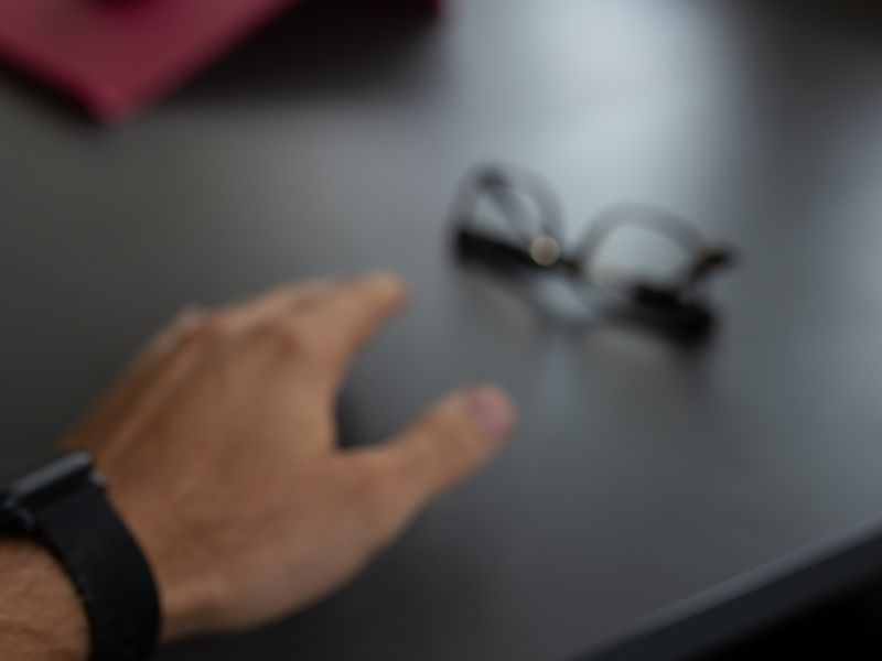 Vista Embaçada: Fico com a vista embaçada no fim do dia, isso é normal?